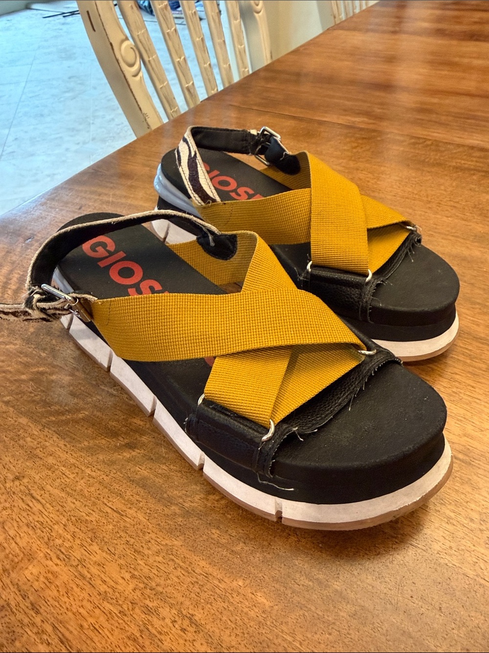 GIOSEPPO Gold Black Cross-Strap Sandals